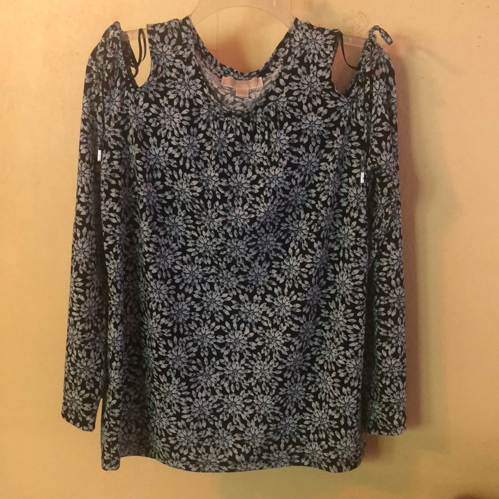Shirt w/ cut out shoulders. Blue & white